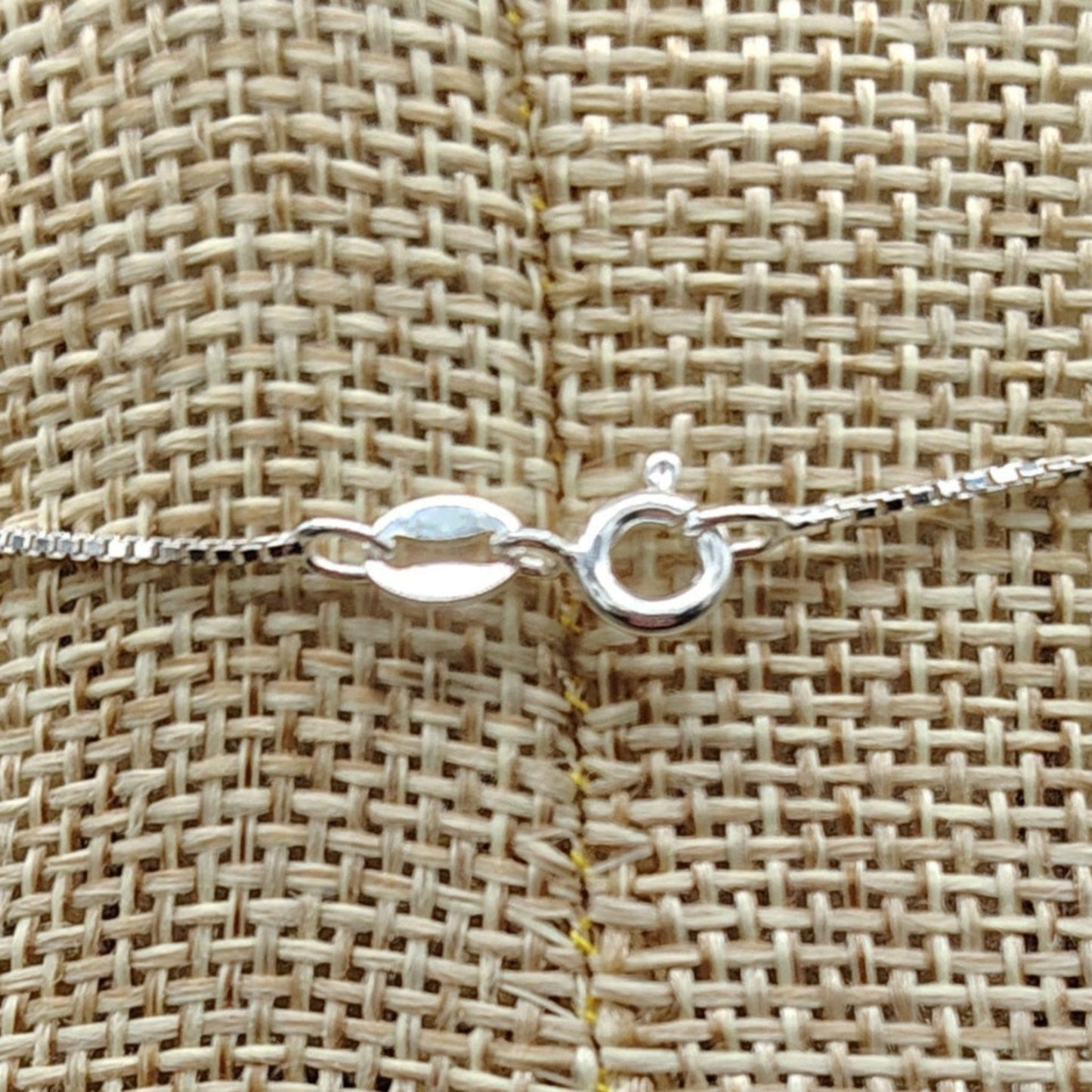 This is a close up of this spring ring clasp