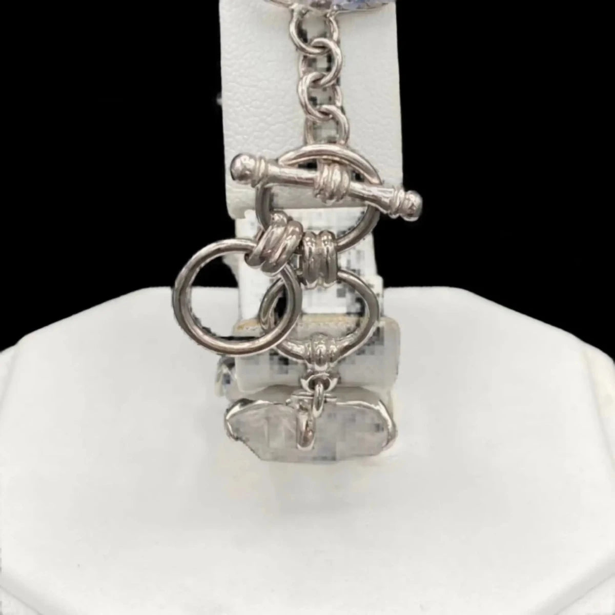 Close up of the clasp 