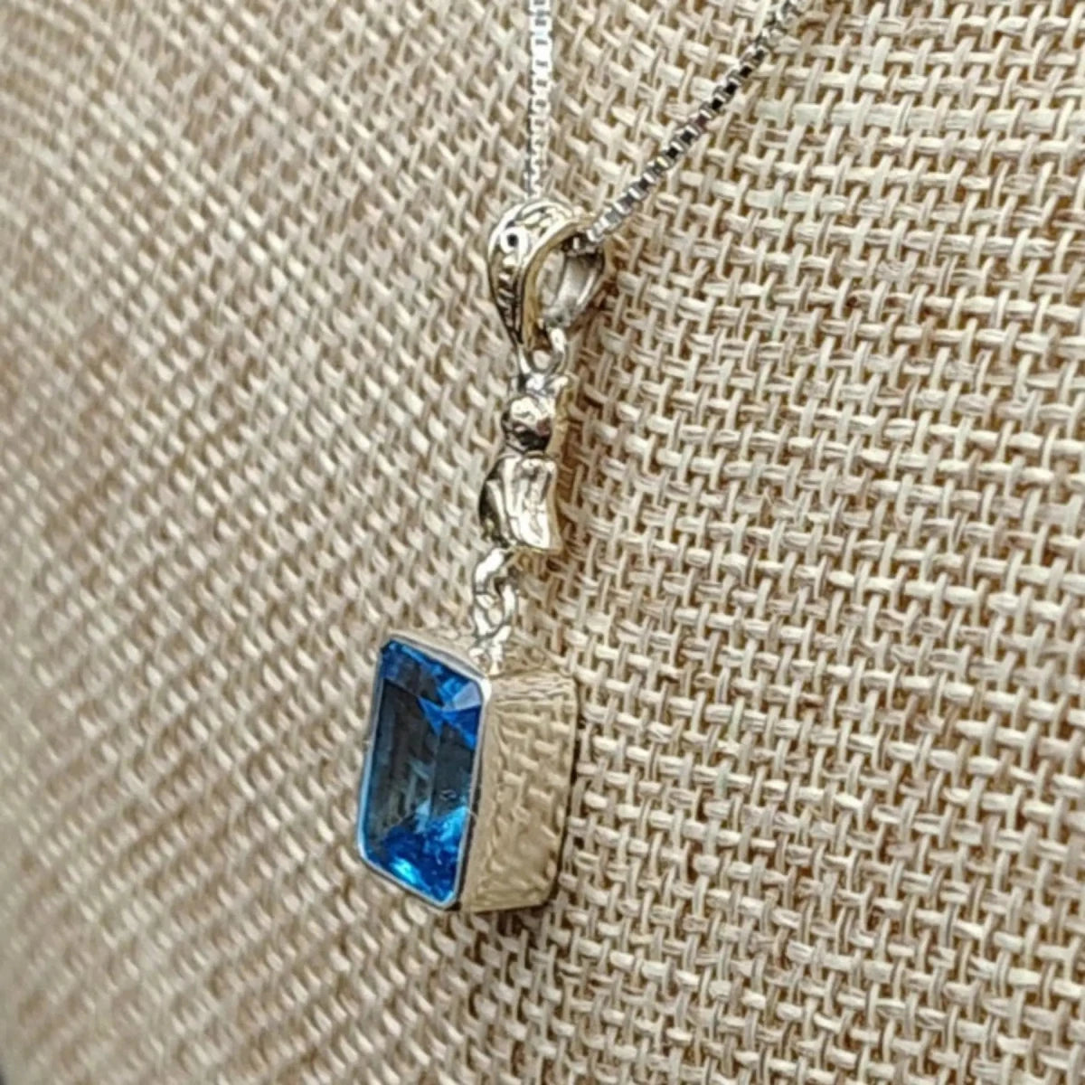 This is a side view of the pendant