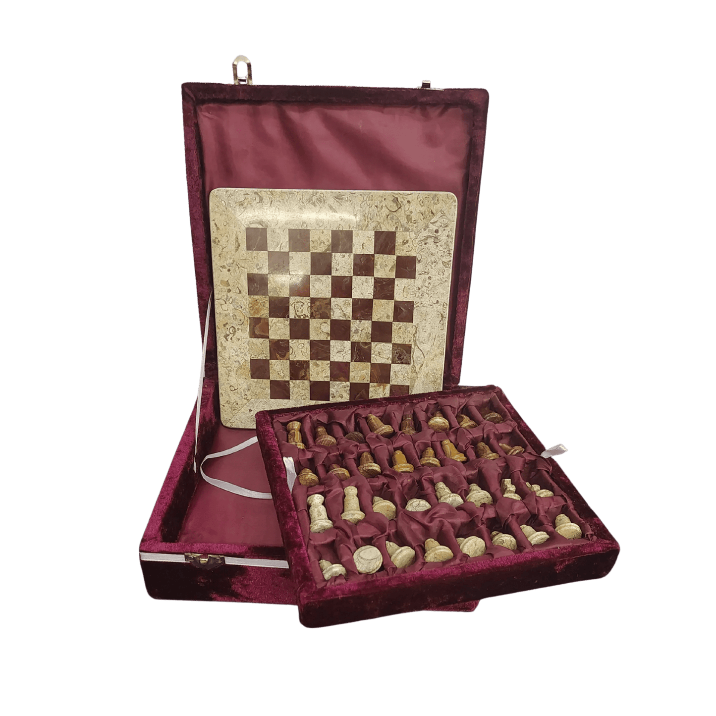 This shows what all the pieces, the chess board, and the case look like