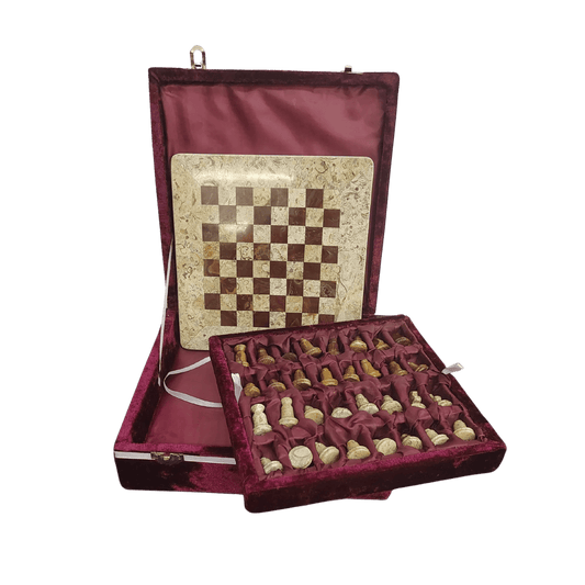 This shows what all the pieces, the chess board, and the case look like