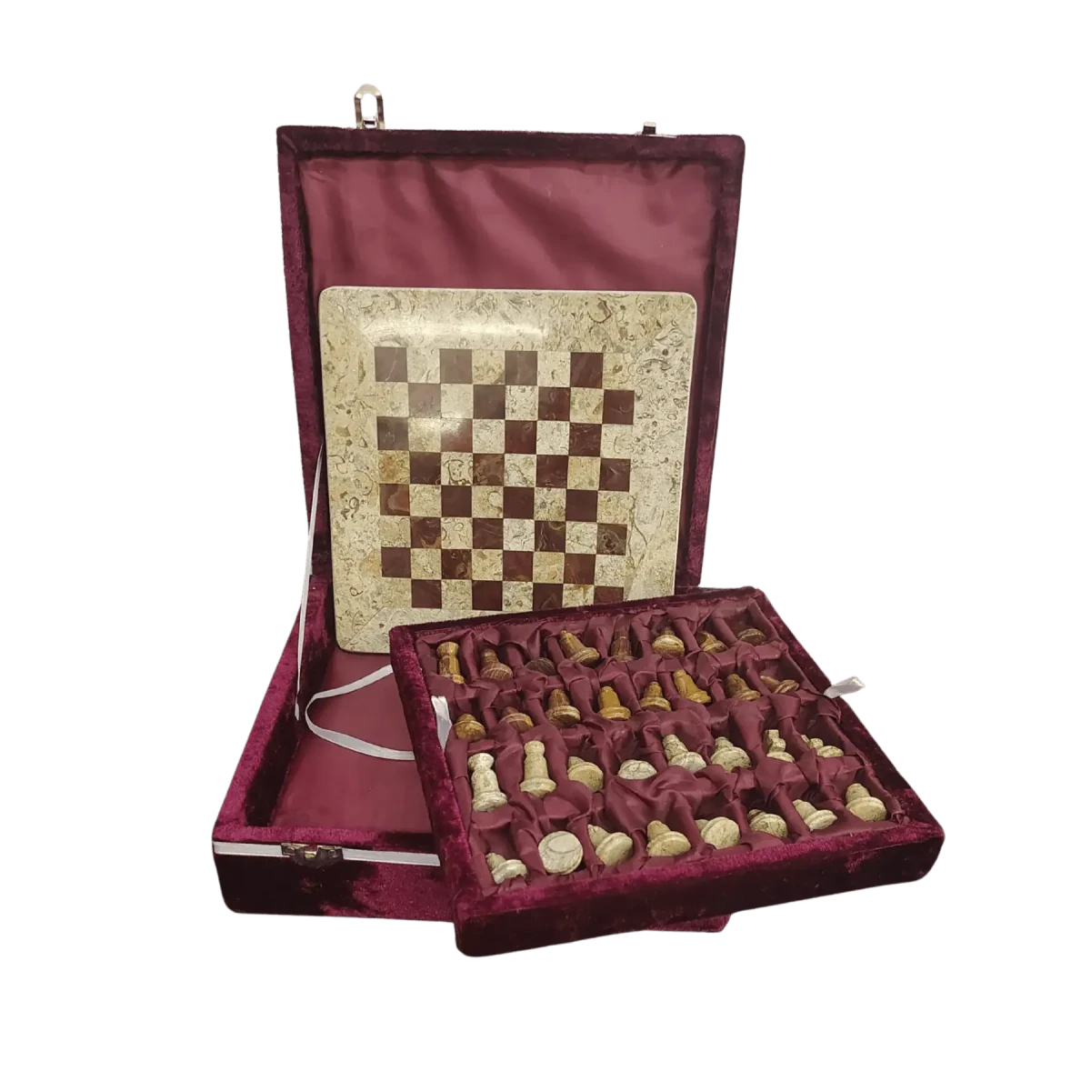 This shows what all the pieces, the chess board, and the case look like