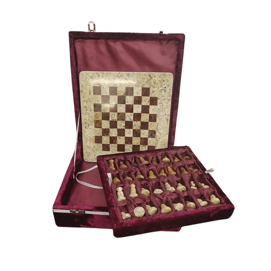 This shows what all the pieces, the chess board, and the case look like