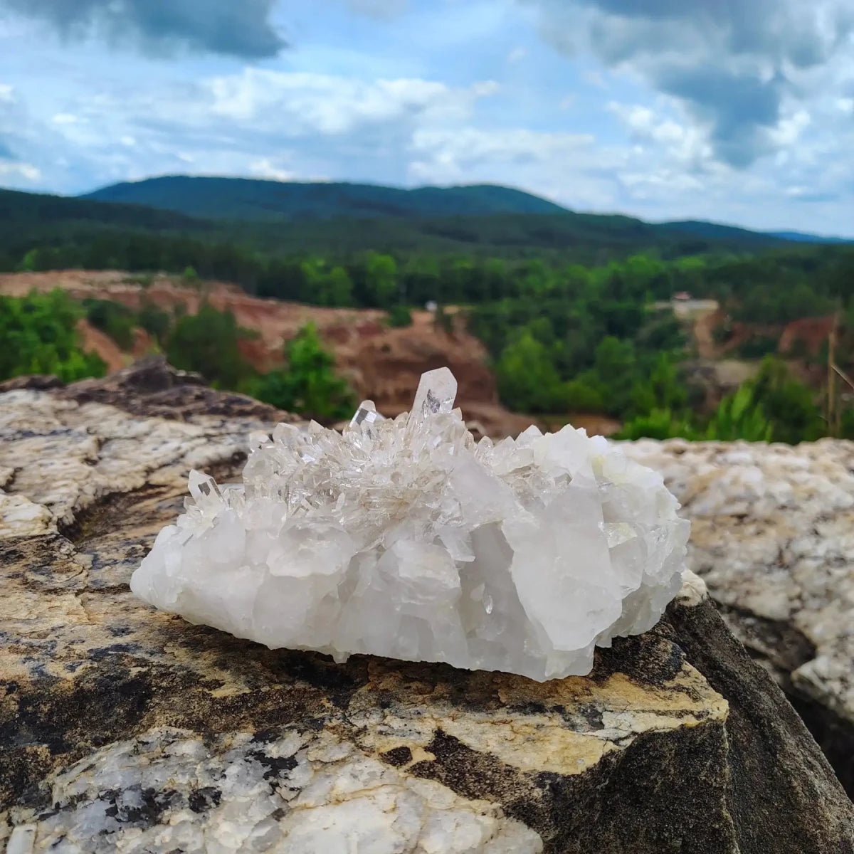 This is the back side of this quartz cluster