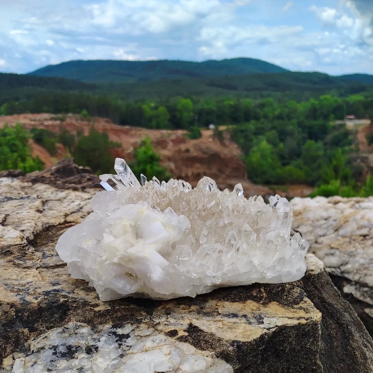 This is the right side of this quartz cluster
