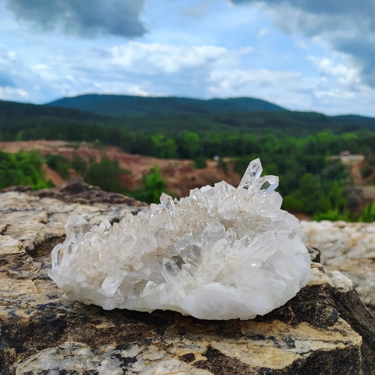 This is the left side of this quartz cluster
