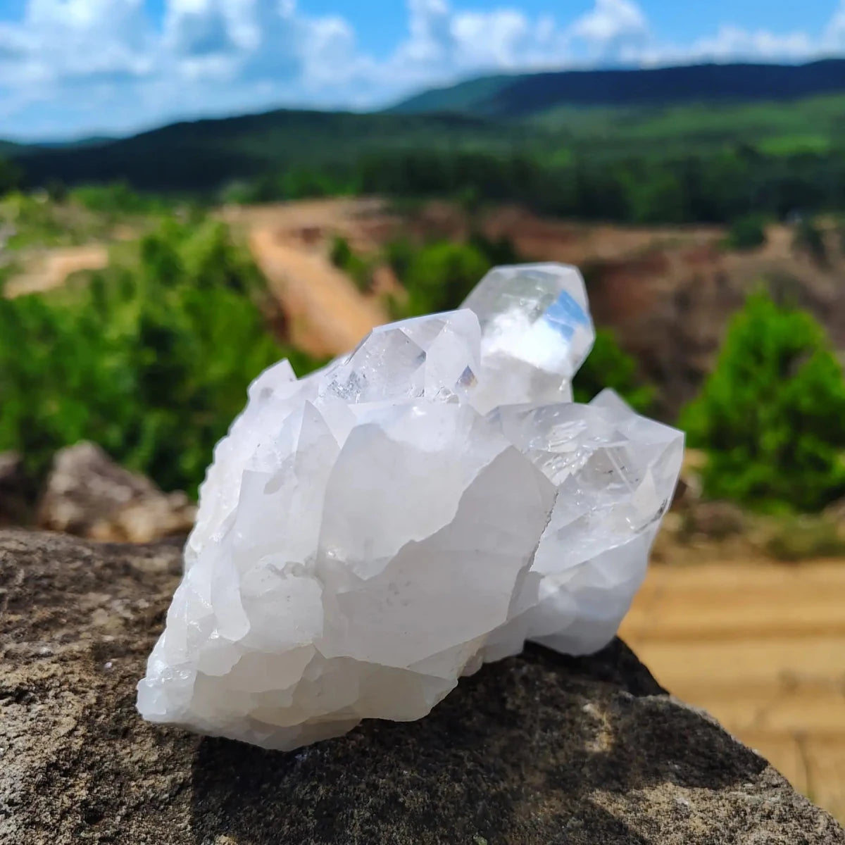 This is the left side of this quartz crystal cluster