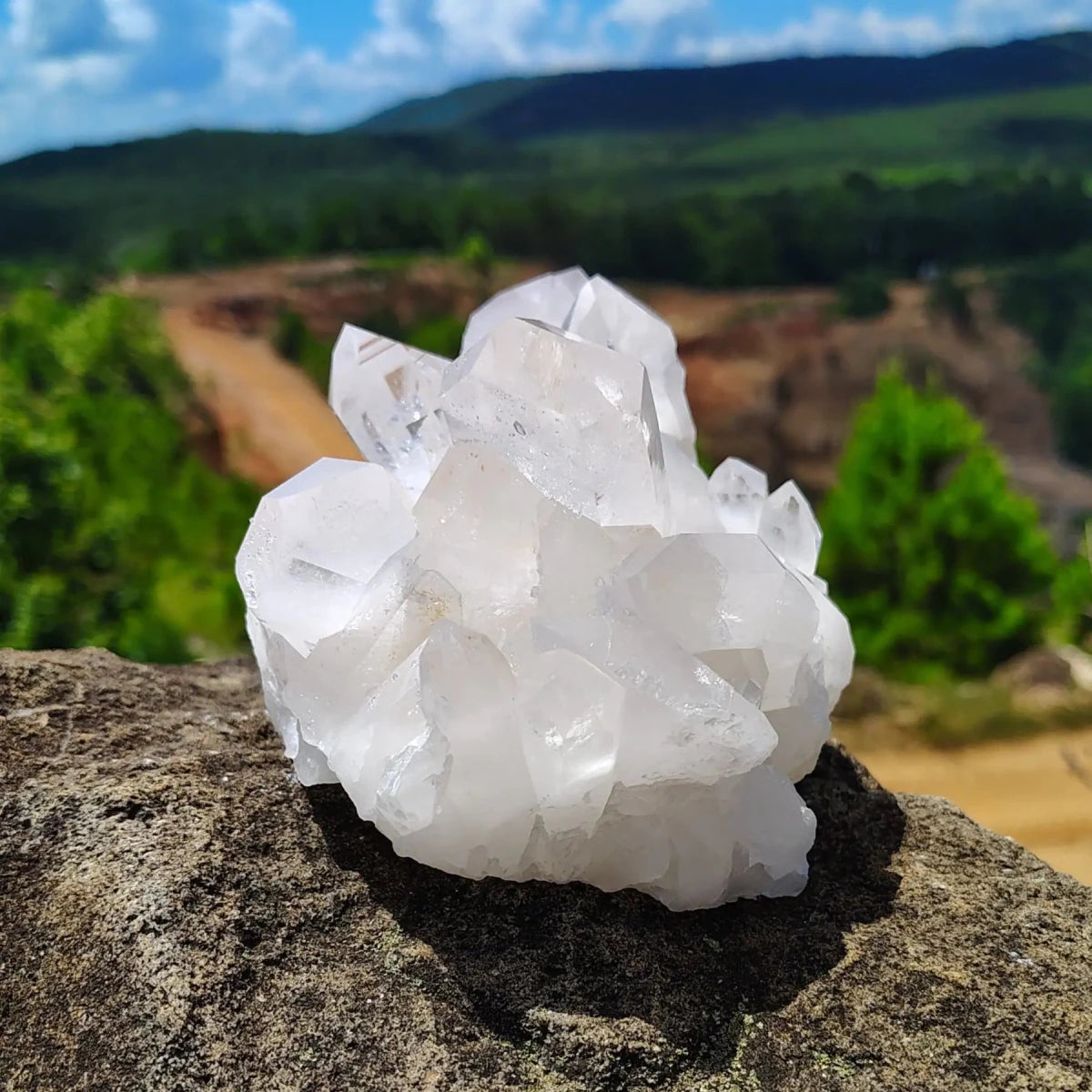 This is the right side of this quartz crystal cluster
