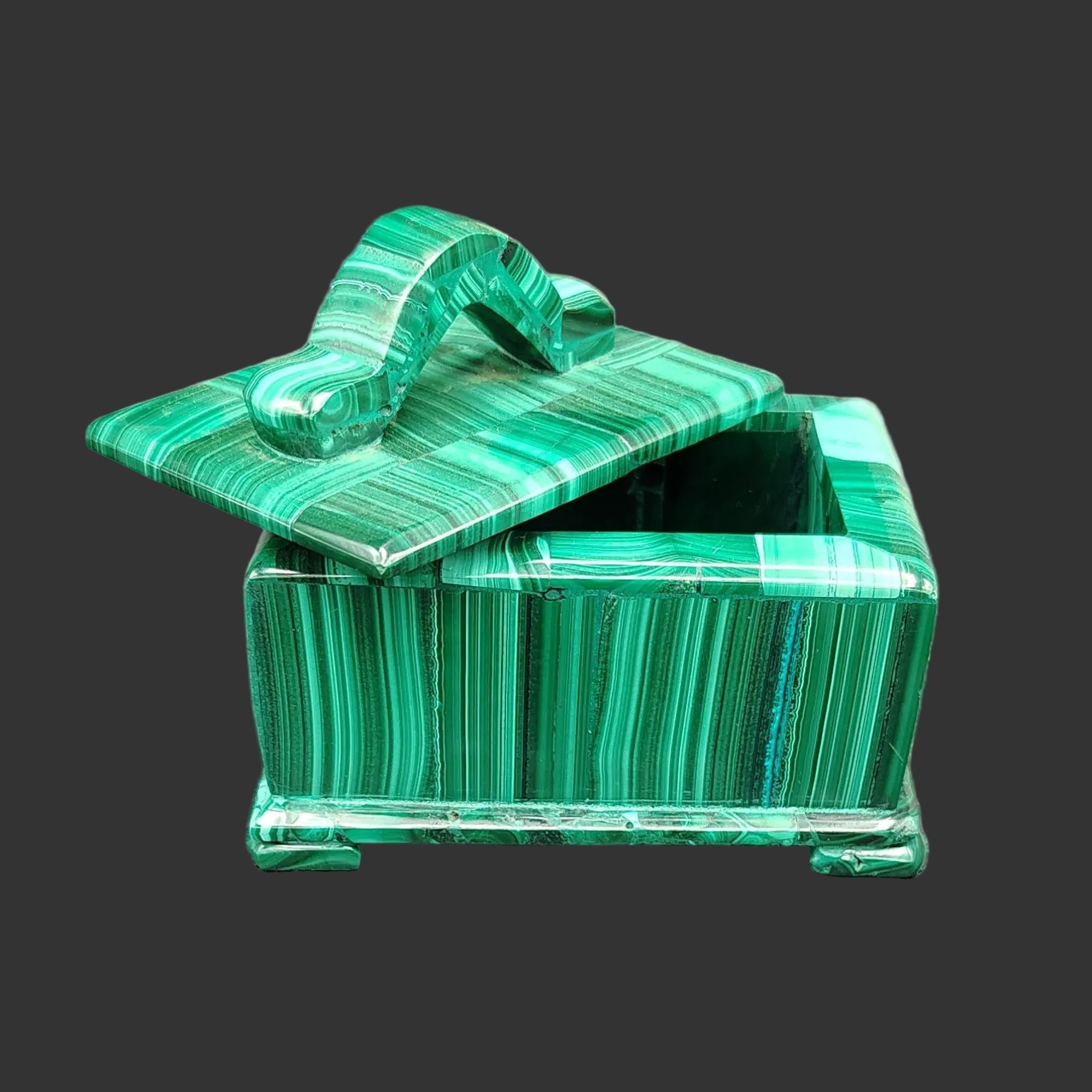 This handmade polished Malachite trinket box has a removable lid.