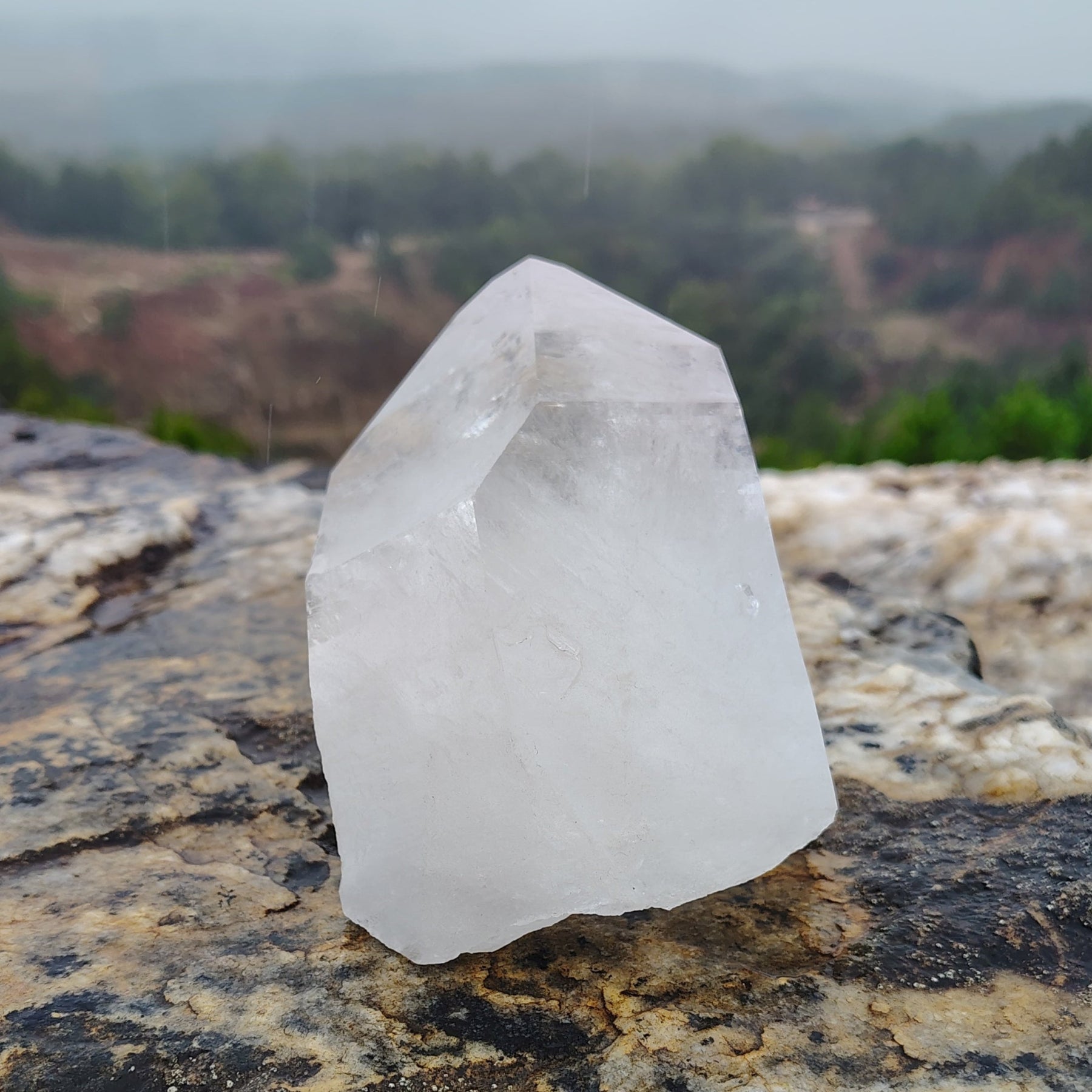 This is the back side of this quartz crystal point