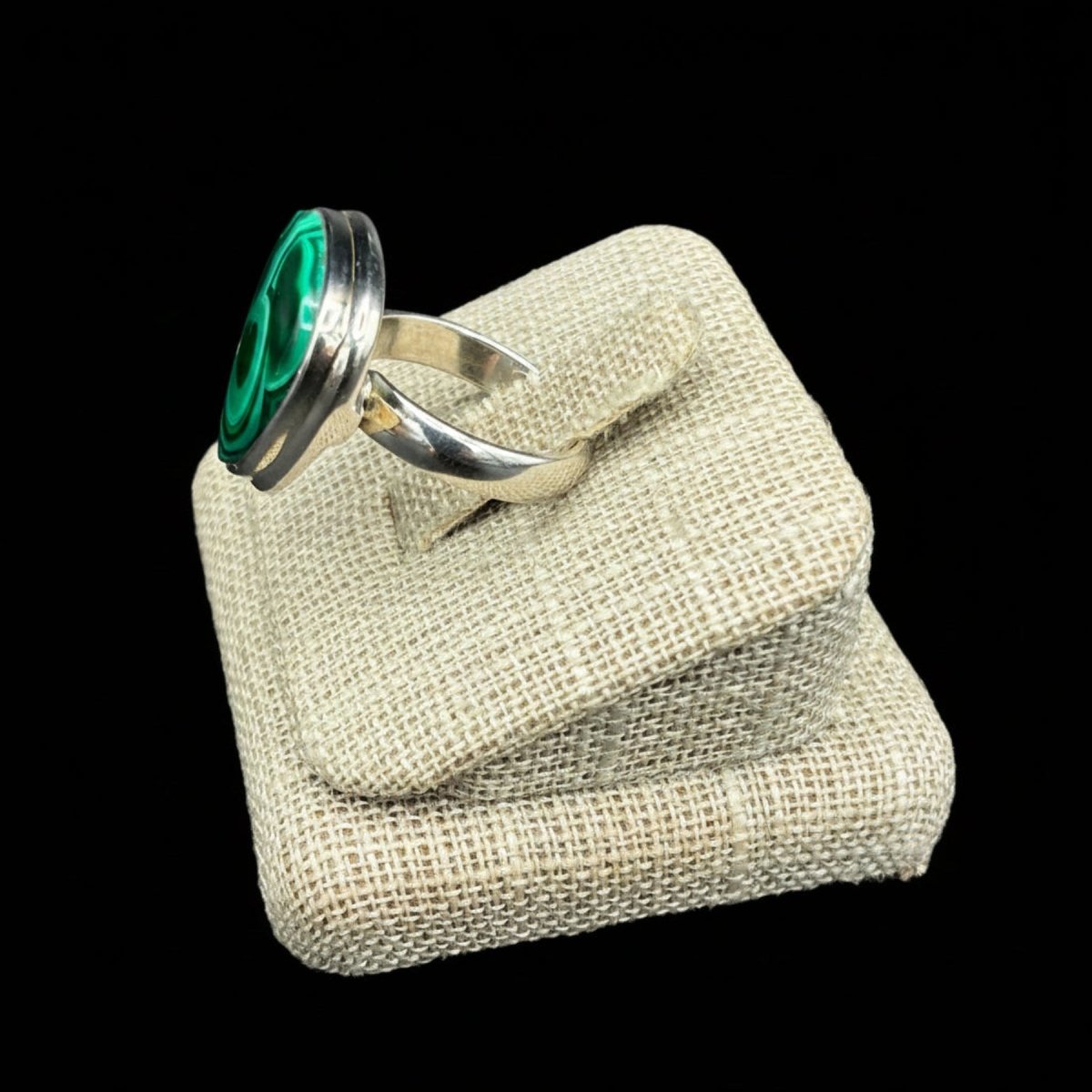 Side profile of this Sterling Silver and green Malachite ring.