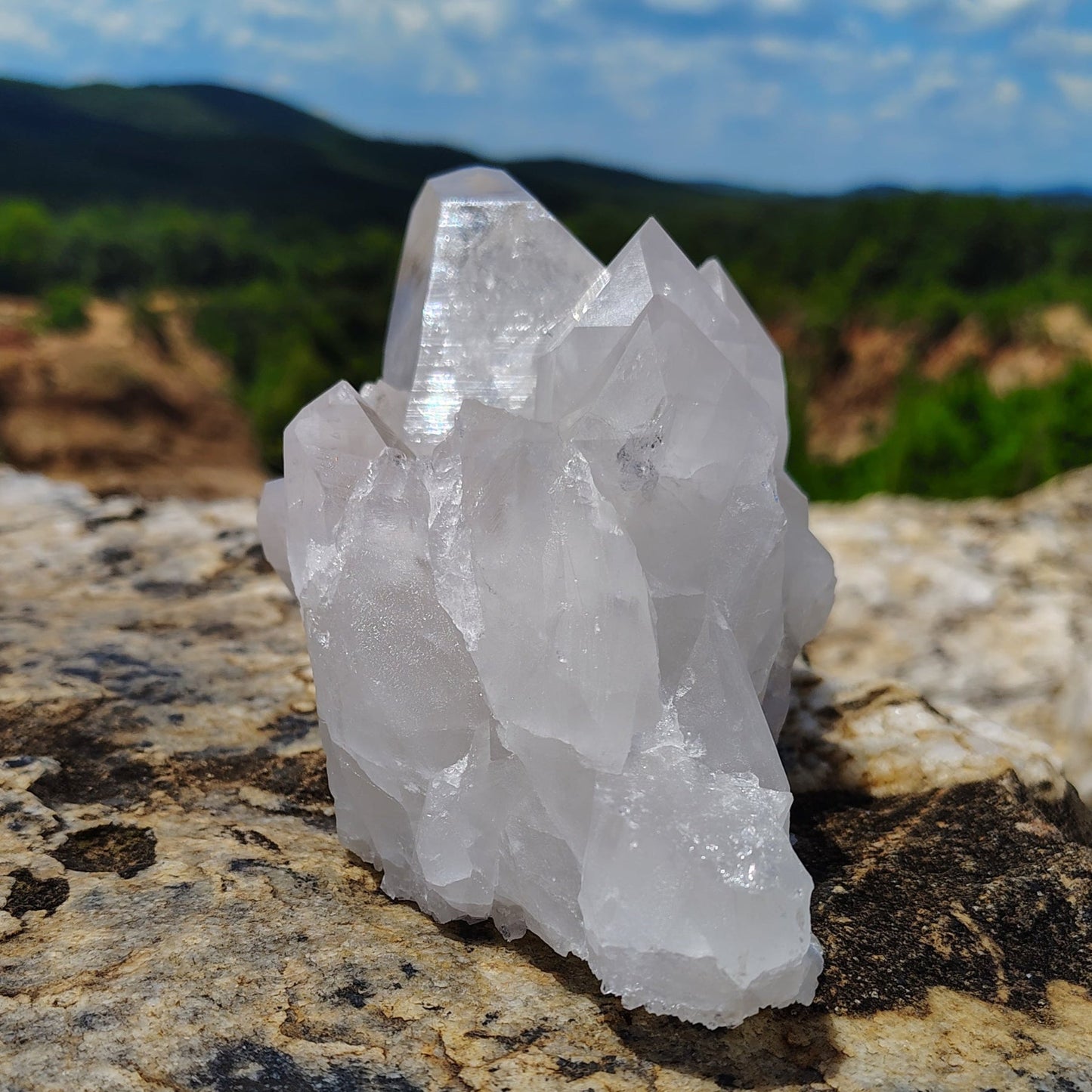 This is the right side of this quartz crystal cluster