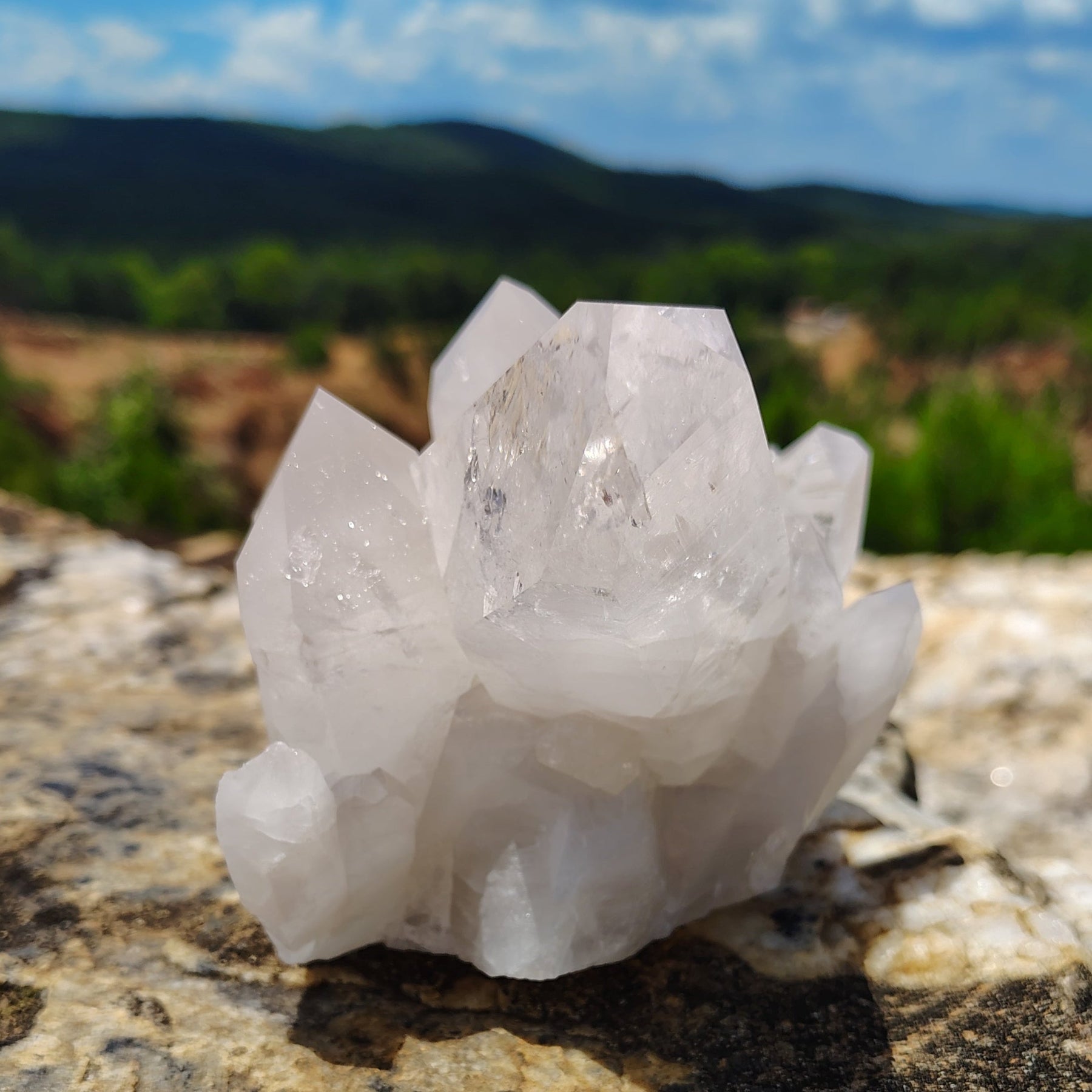 This is the left side of this quartz crystal cluster