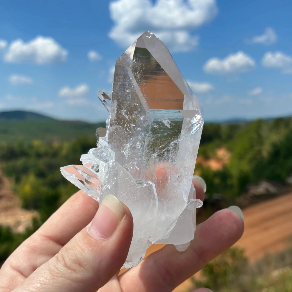 Left side of this quartz point with a blue sky in the background.