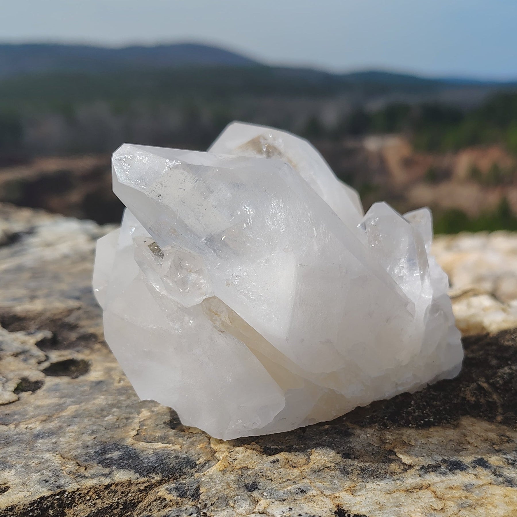 This is the right side of this quartz crystal cluster.