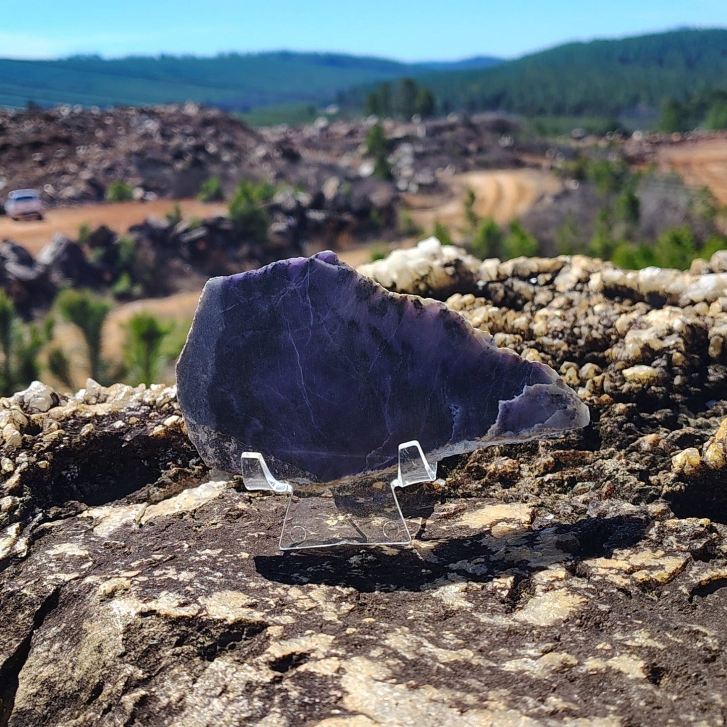 This is a purple Opal slab in outdoor lighting