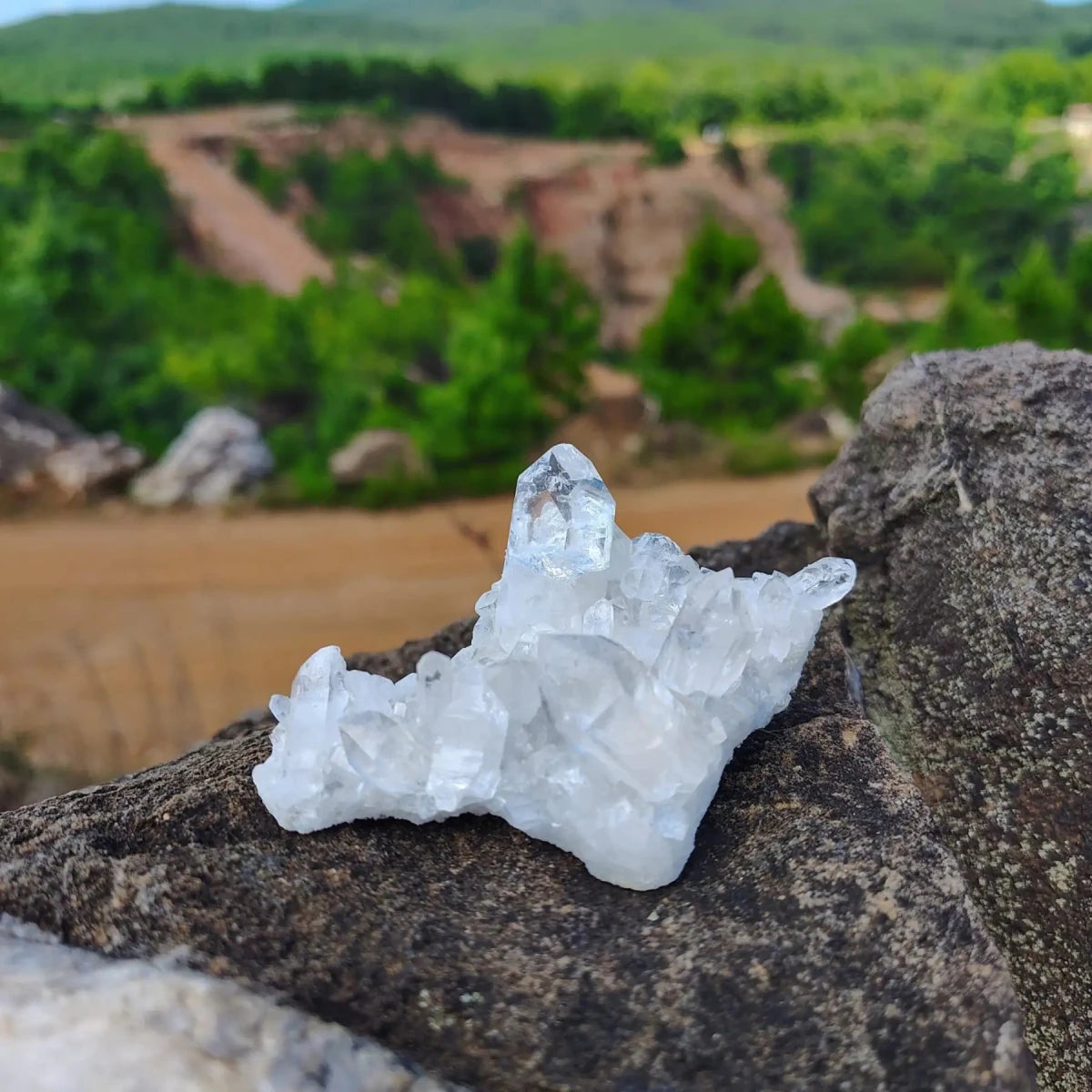 This is the front side of this small quartz cluster