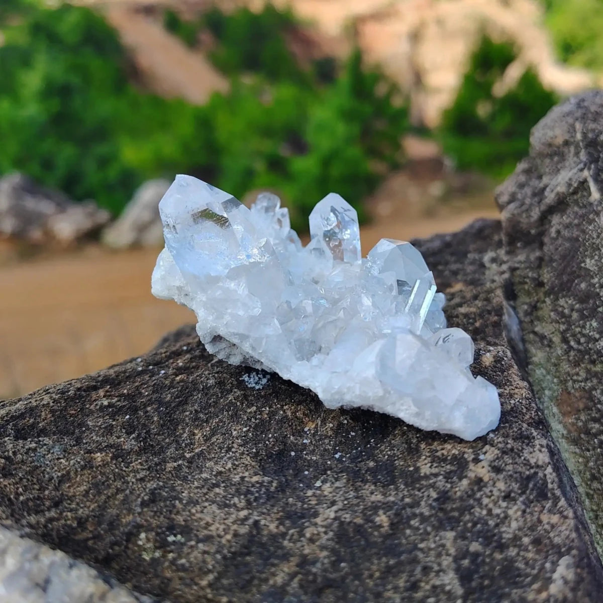 This is the right side of this quartz cluster