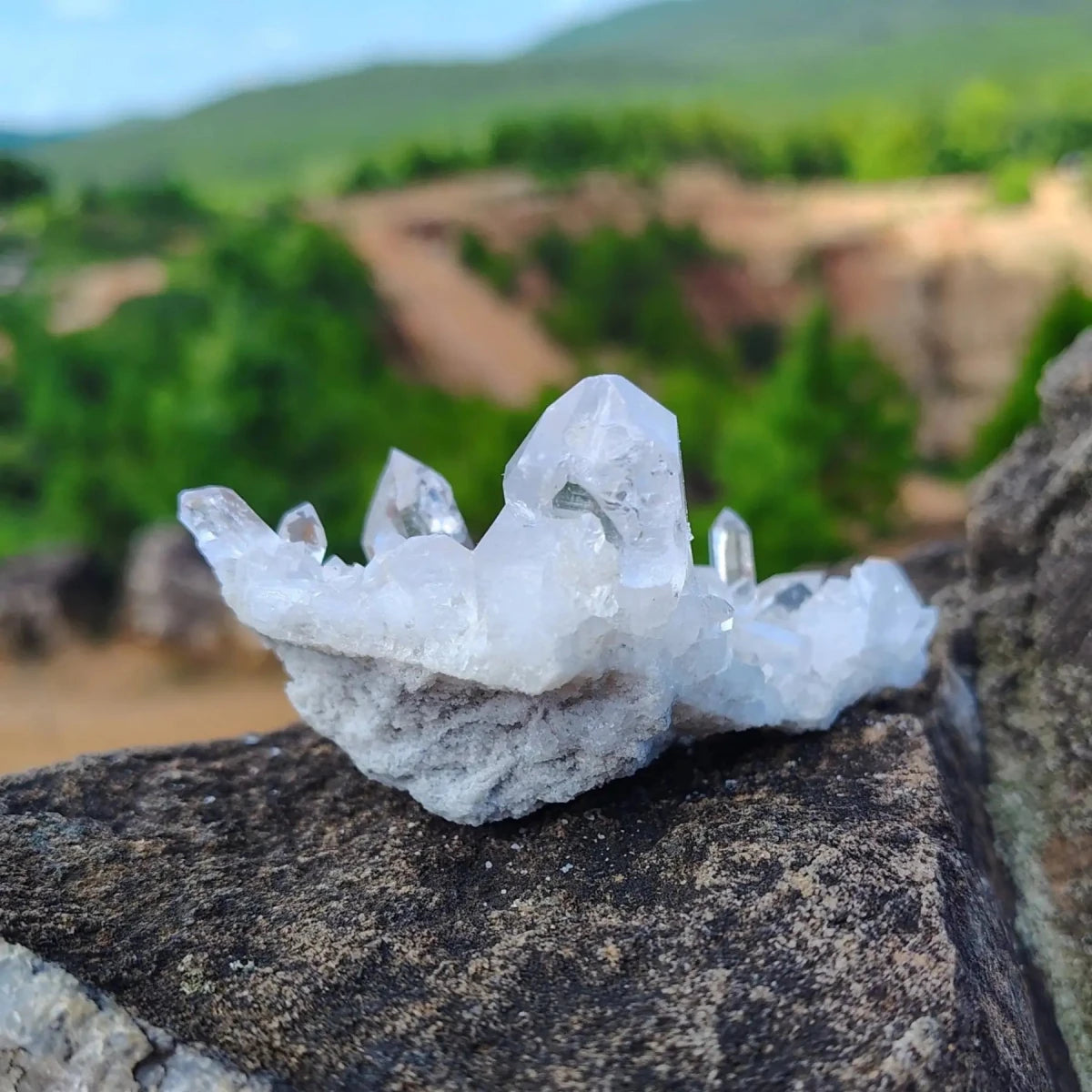 This is the back side of this quartz cluster