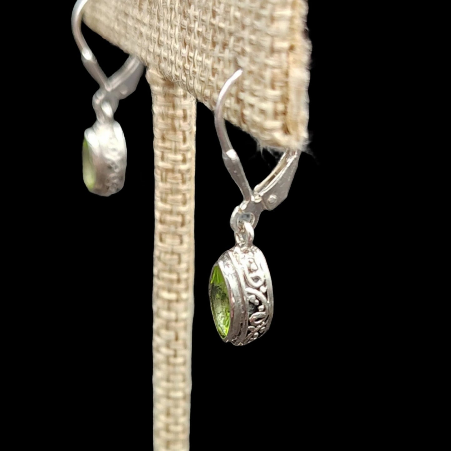 This is a close up of the design on the edge of Peridot gemstone