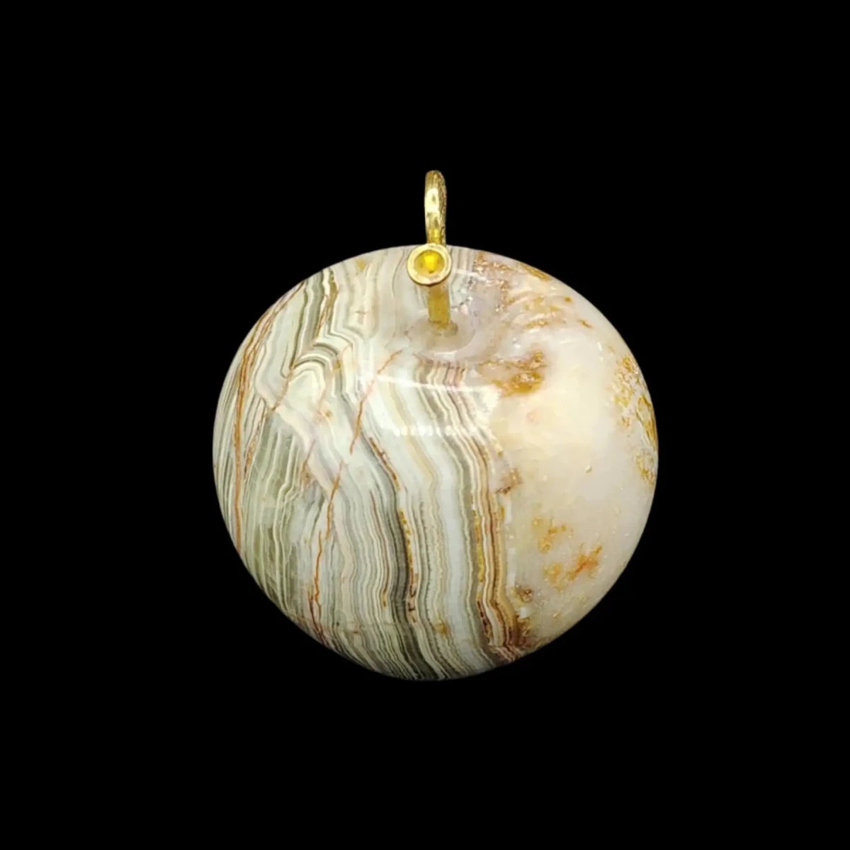 This is the right side of this banded onyx apple