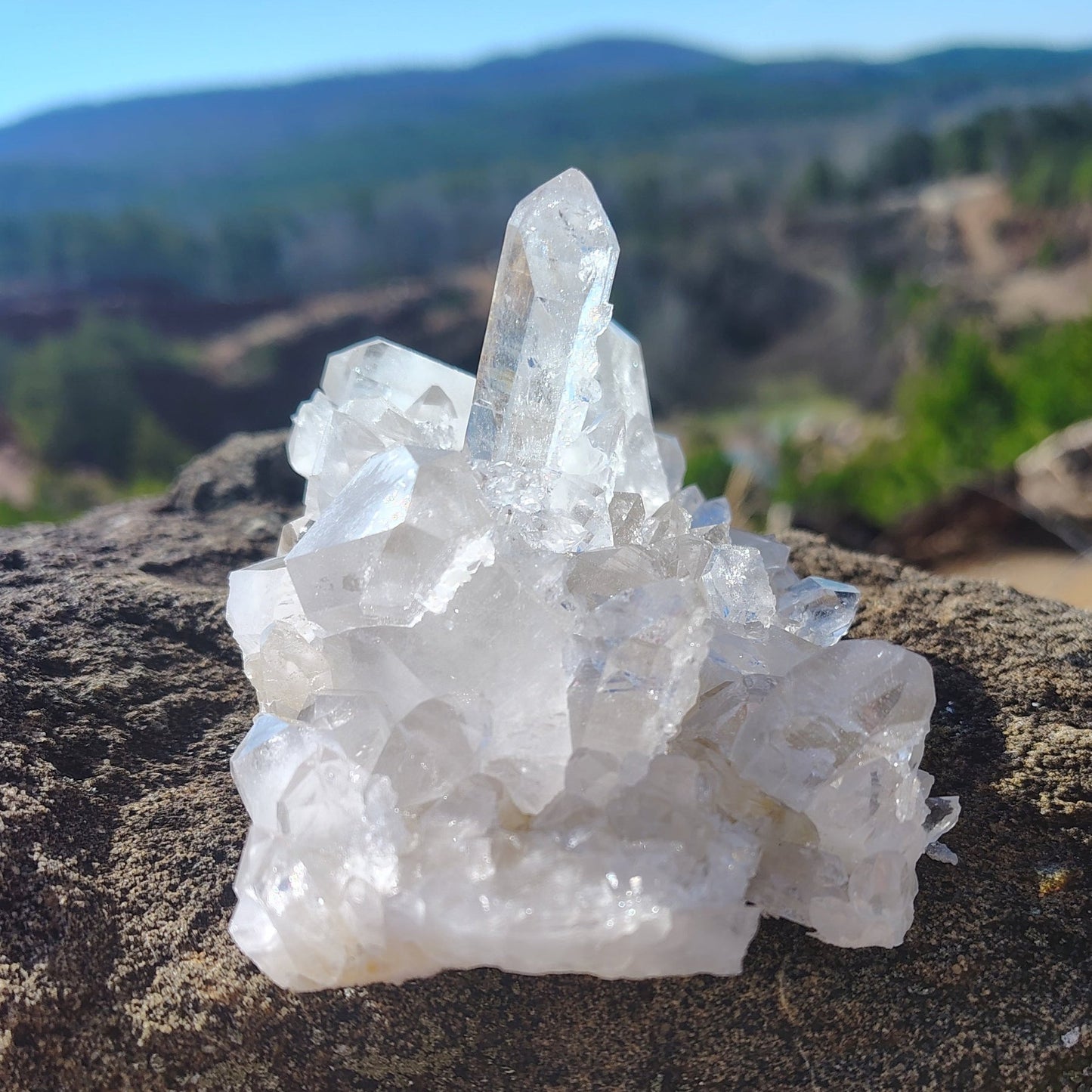This is the left side of this pristine quartz cluster.