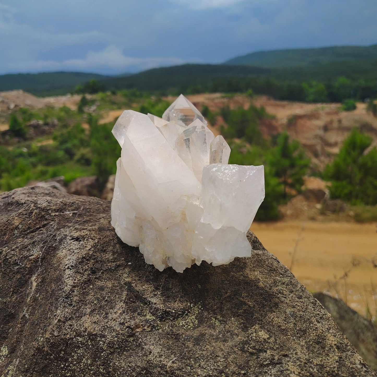 This is the right side of this quartz cluster