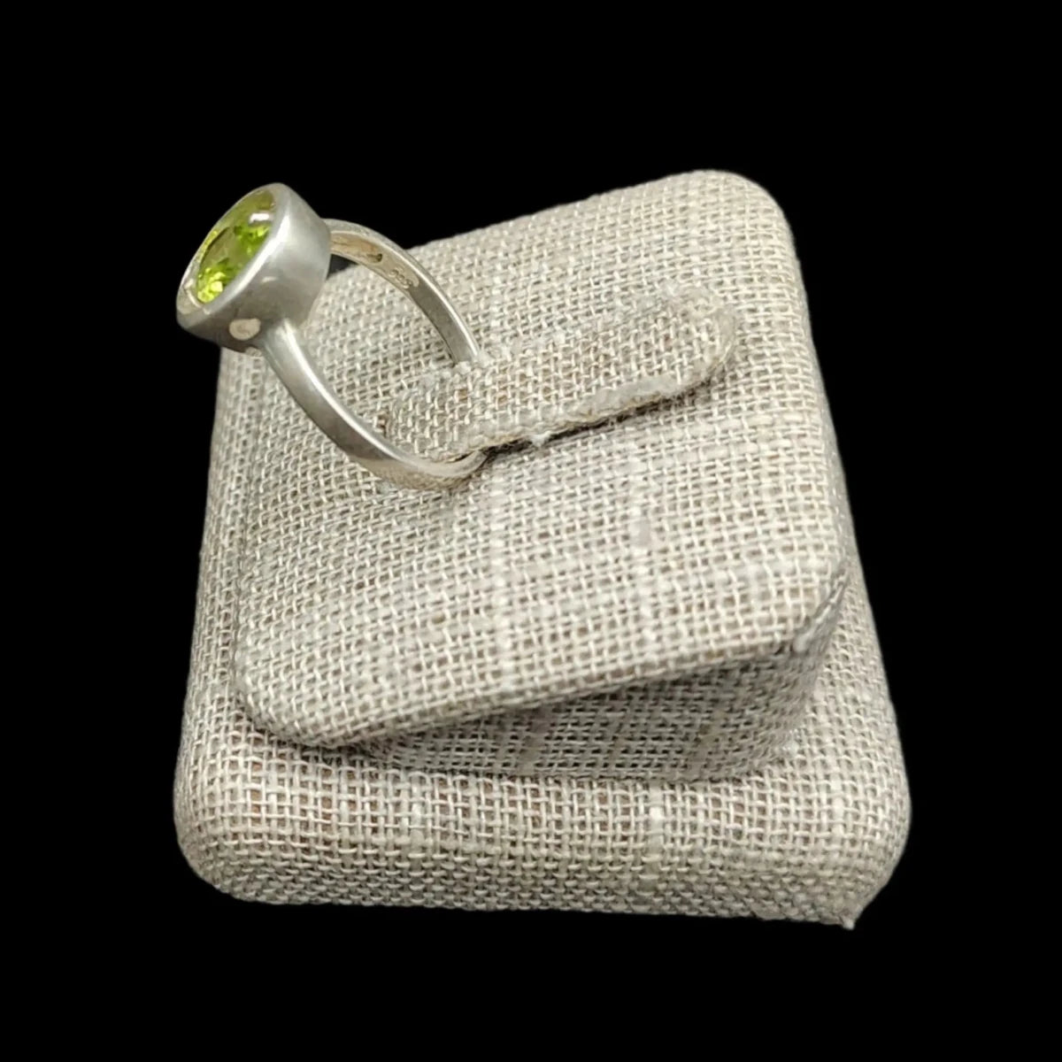 This is the side view of this Peridot ring