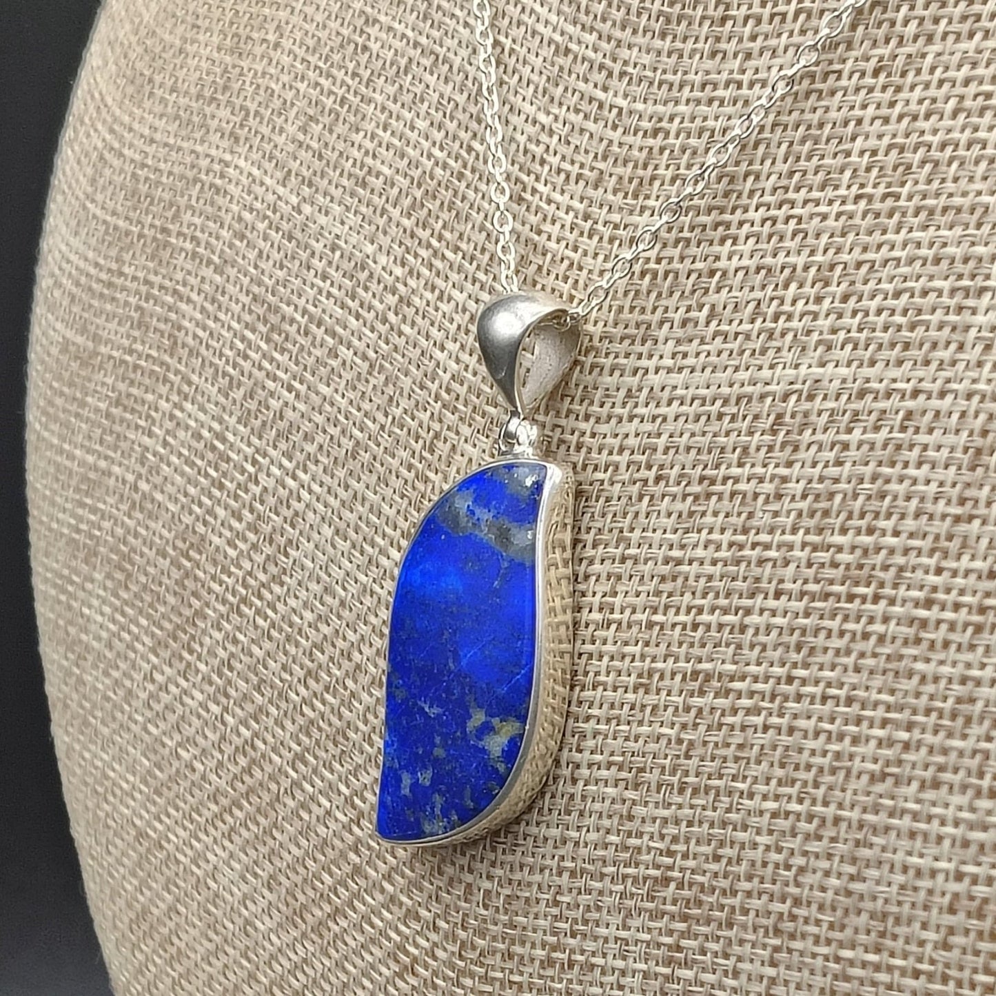 This is a close up of the side view of this blue lapis pendant.