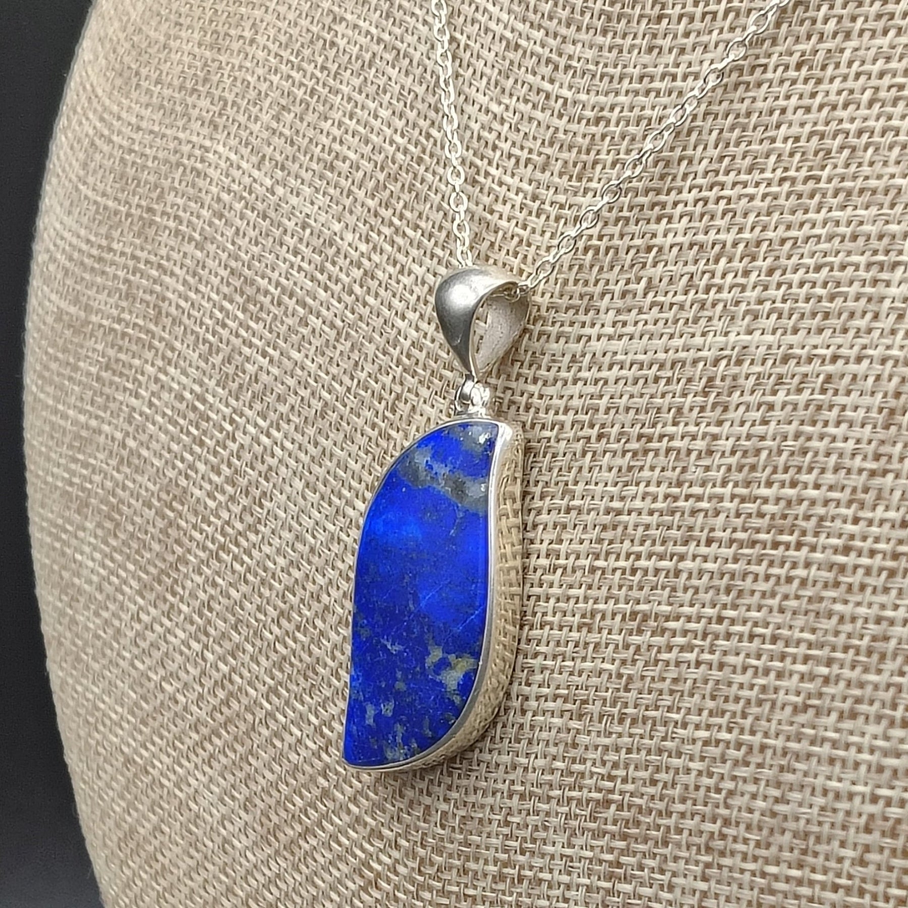 This is a close up of the side view of this blue lapis pendant.