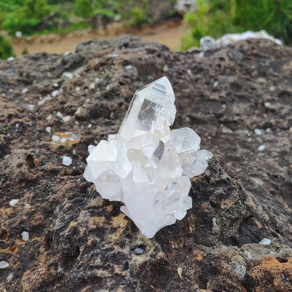 This is the right side of this small Quartz crystal cluster