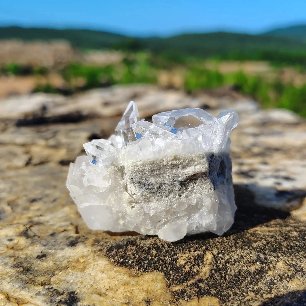 This is the back side of this small quartz cluster