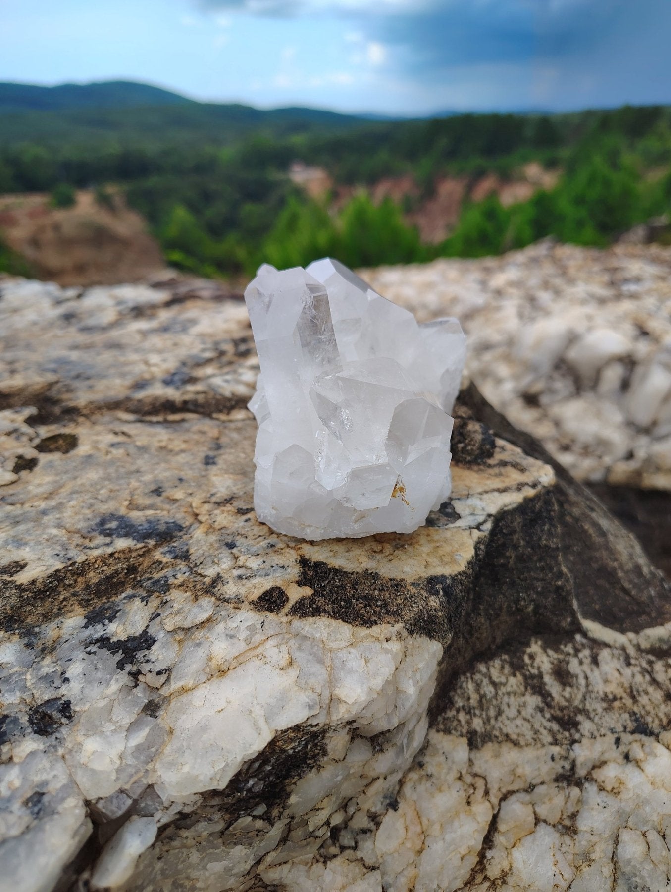 This is the right side of this small quartz cluster