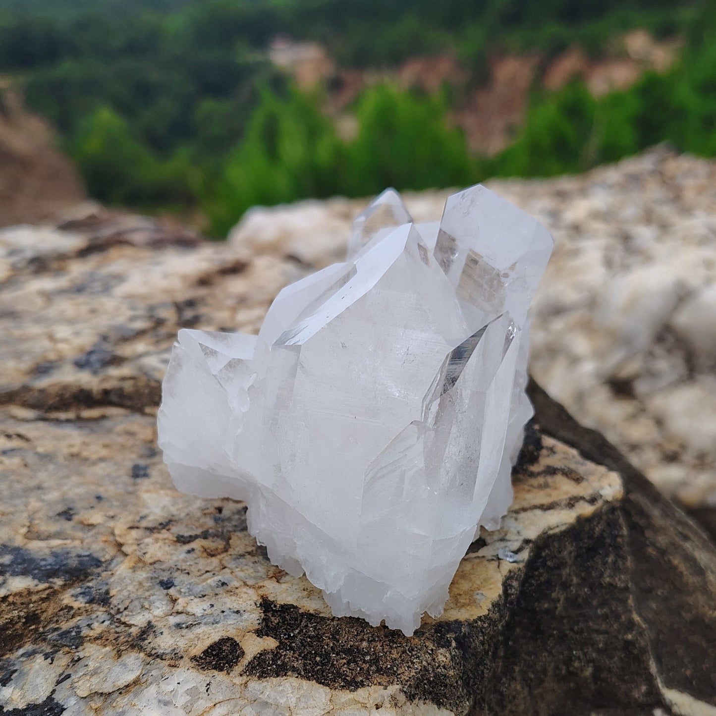 This is the left side of this quartz crystal cluster