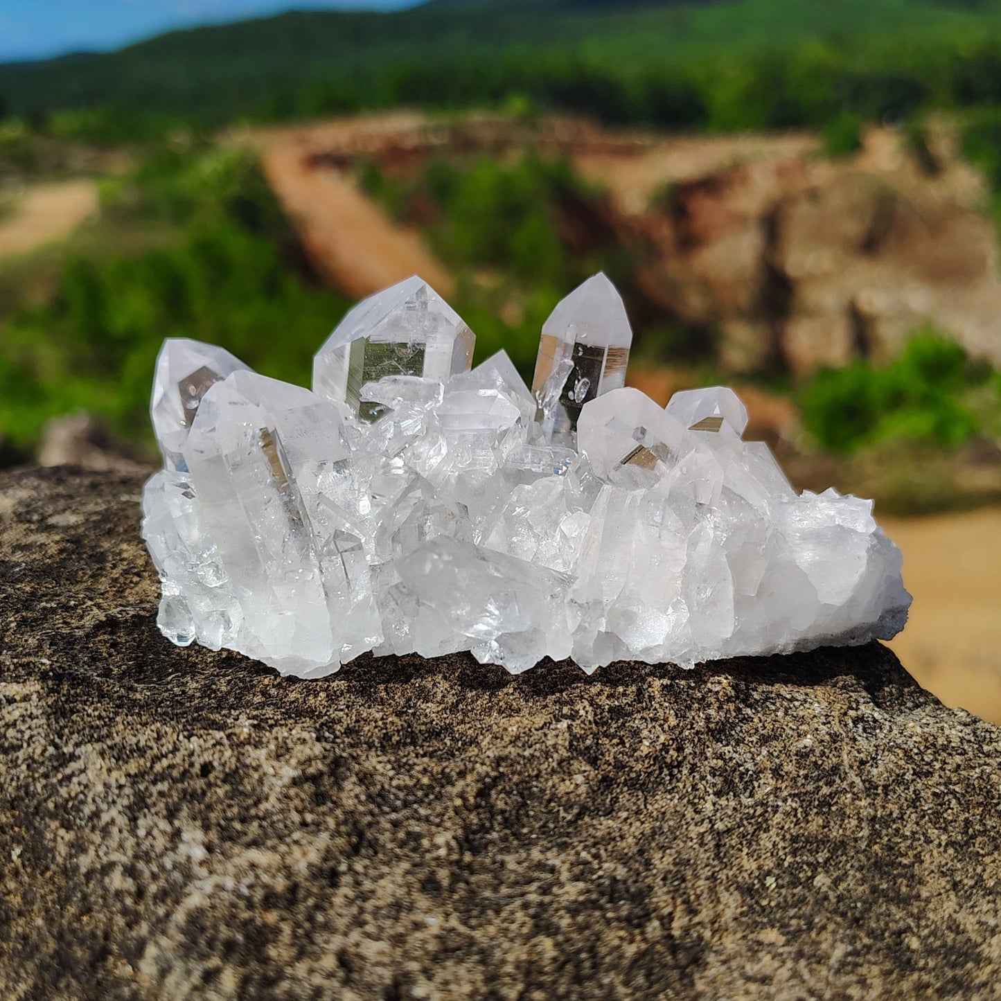 This is the back side of this quartz crystal cluster
