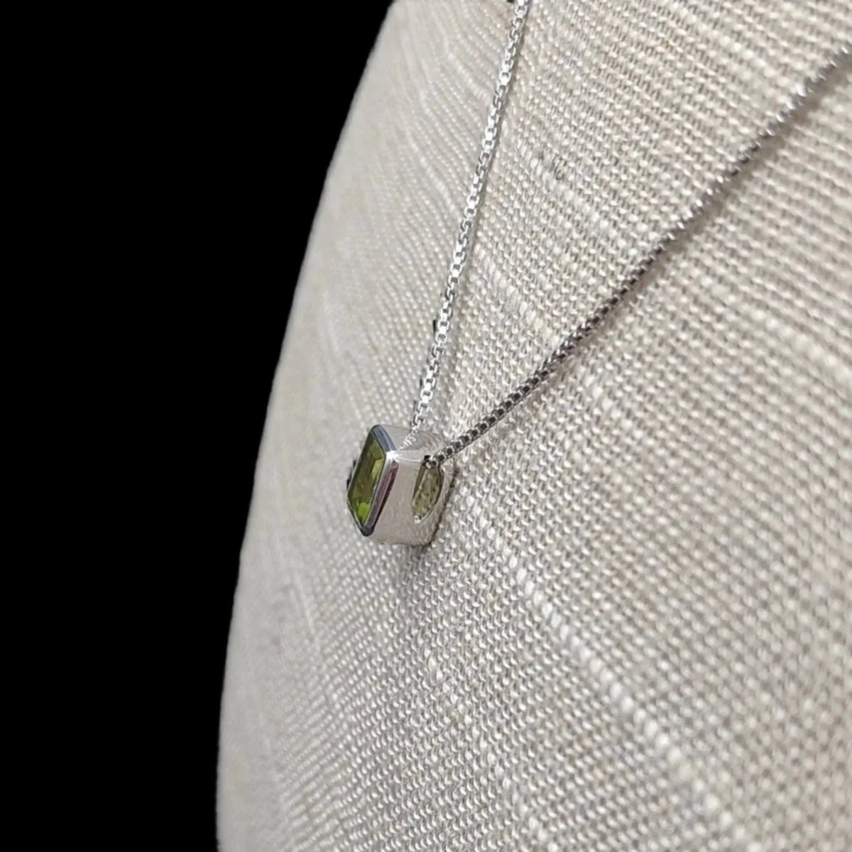 This is the side view of this Peridot pendant