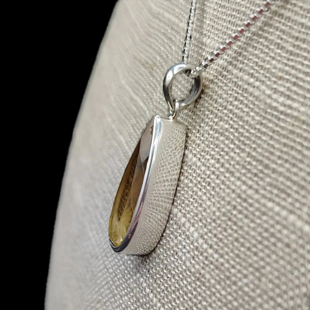 This is a close up of the side of this lemon Quartz pendant