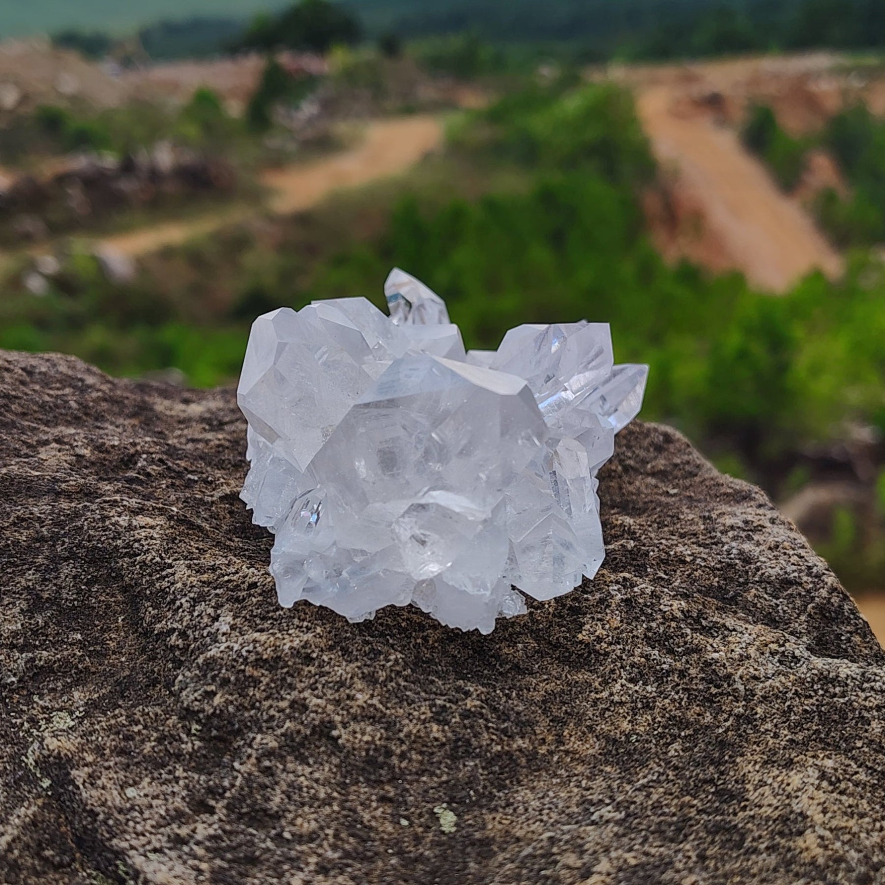 This is the right side of this pristine quartz cluster